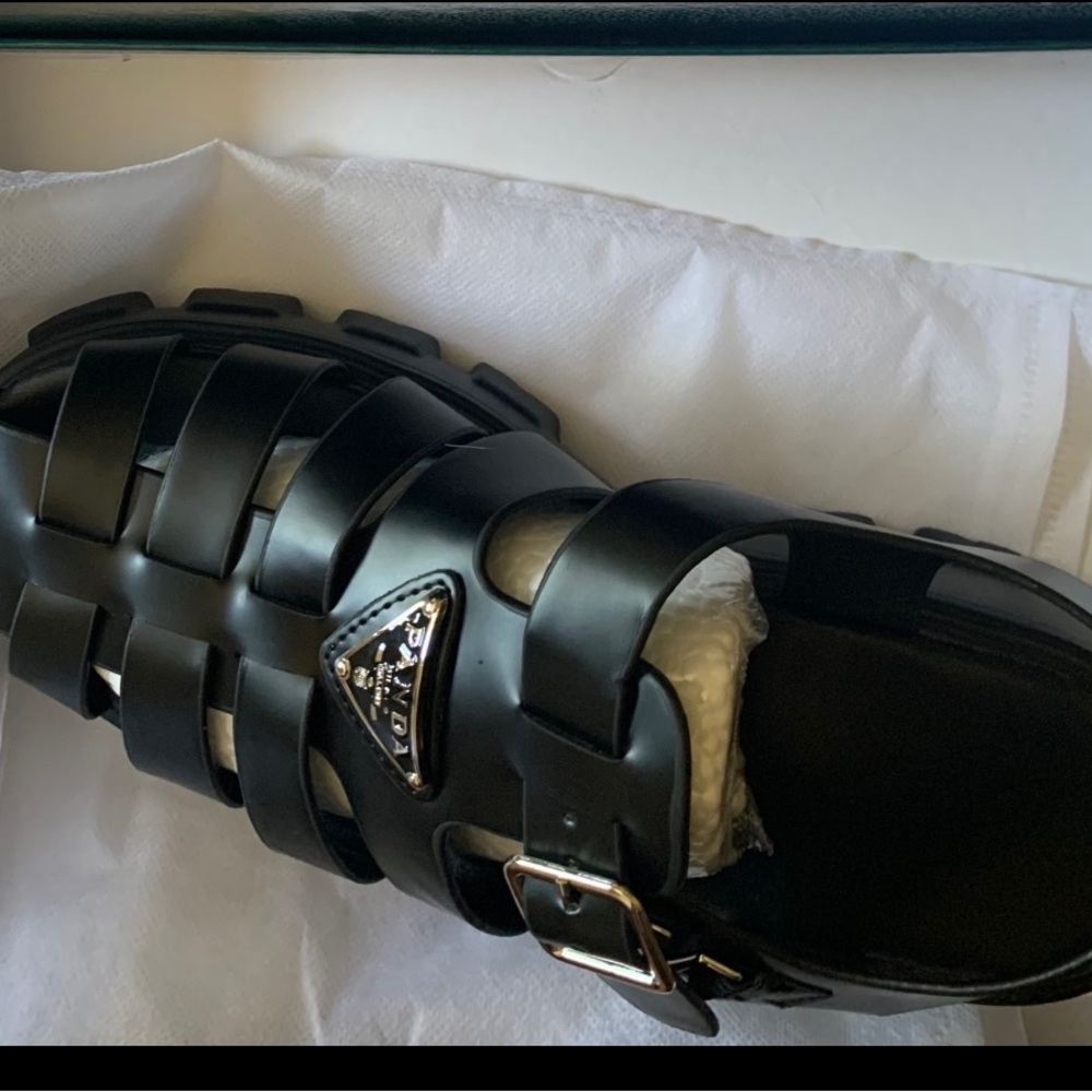 ROMAN BLACK SANDAL